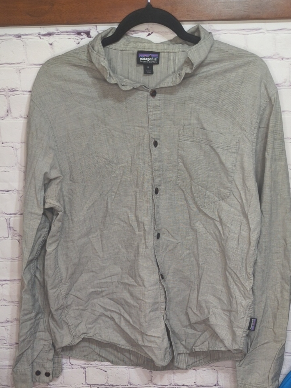 Patagonia Men's Light Gray Button-Down Shirt Size M AE